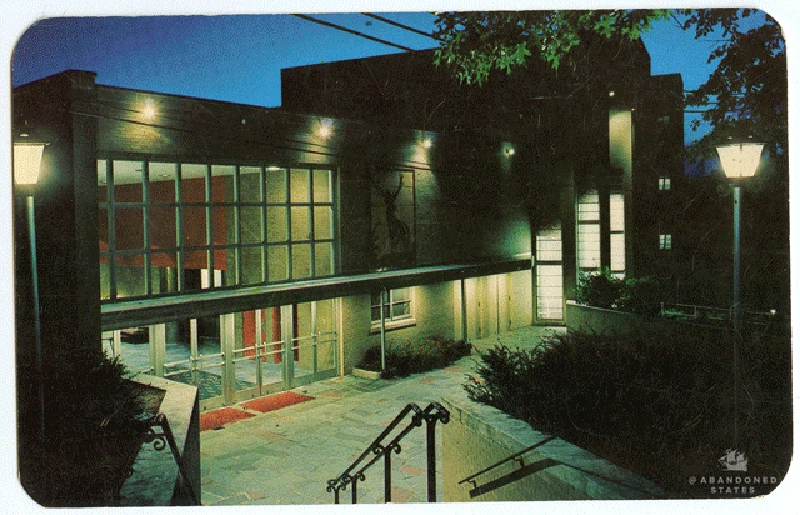 Banyak tempat yang punya keindahan saat pertama kali diperkenalkan. Setelah orang-orang meninggalkannya, tempat-tempat tersebut terbengkalai dan tampak suram.