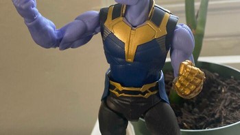 Sepertinya Thanos lupa letak sarung tangan yang benar. Harusnya dipasang di tangan yang menghentikkan jari. Foto: (Bored Panda).