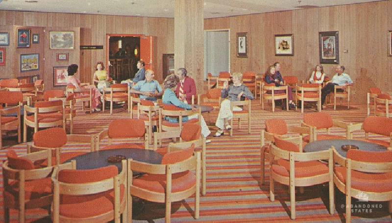 Banyak tempat yang punya keindahan saat pertama kali diperkenalkan. Setelah orang-orang meninggalkannya, tempat-tempat tersebut terbengkalai dan tampak suram.