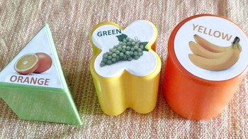 Kok ketuker-tuker gini sih. Harusnya mainan warna kuning stikernya yang gambar pisang, dan seterusnya. Foto: (Bored Panda).