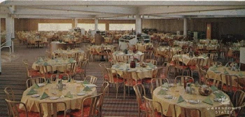 Dari semua tempat, lemari yang berada di tiang bangunan masih betah berada di sana. Foto: (Bored Panda).