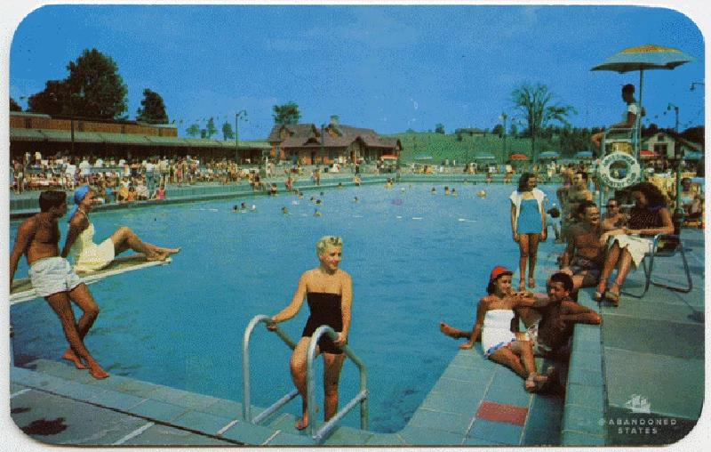 Banyak tempat yang punya keindahan saat pertama kali diperkenalkan. Setelah orang-orang meninggalkannya, tempat-tempat tersebut terbengkalai dan tampak suram.