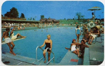 Kolam renang luar ruangan di Grossinger ini dibangun pada tahun 1949 dengan biaya hingga ratusan ribu US dollar. Foto: (Bored Panda).