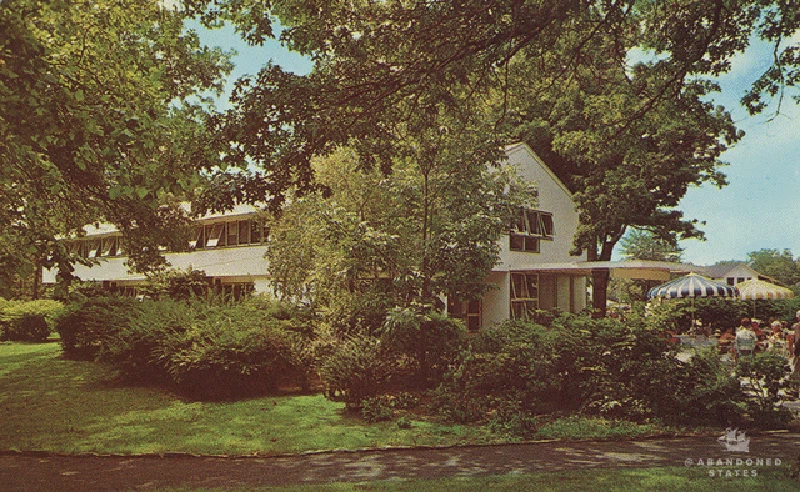 Banyak tempat yang punya keindahan saat pertama kali diperkenalkan. Setelah orang-orang meninggalkannya, tempat-tempat tersebut terbengkalai dan tampak suram.