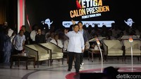 Capres-cawapres nomor urut 2 Prabowo Subianto dan Gibran Rakabuming Raka terlihat mengenakan kemeja biru.