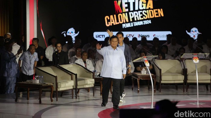 Tiga capres-cawapres telah tiba di arena debat ketiga Pilpres 2024. Ketiganya terlihat menggunakan kostum berbeda.