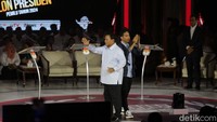 Gibran terlihat mengenakan parka berwarna biru tua.