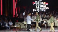Debat ketiga Pilpres 2024 ini digelar di Istora Senayan pada Minggu (7/1), pukul 19.00 WIB malam. Tema debat capres nanti adalah pertahanan, keamanan, hubungan internasional, globalisasi, geopolitik dan politik luar negeri.