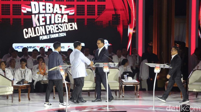 Tiga capres-cawapres telah tiba di arena debat ketiga Pilpres 2024. Ketiganya terlihat menggunakan kostum berbeda.