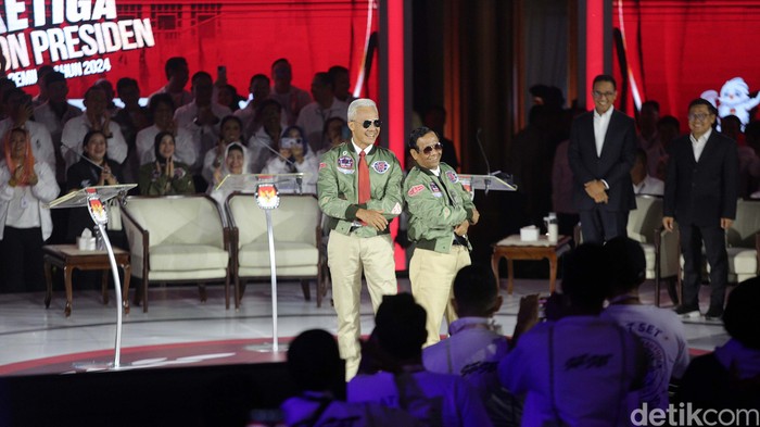 Tiga capres-cawapres telah tiba di arena debat ketiga Pilpres 2024. Ketiganya terlihat menggunakan kostum berbeda.