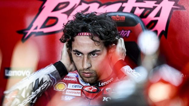 Ducati Italian rider Enea Bastianini is pictured in the box during the  MotoGP third free practice session of the Portuguese Grand Prix at the Algarve International Circuit in Portimao on March 25, 2023. (Photo by PATRICIA DE MELO MOREIRA / AFP)