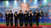 Para personel ENHYPEN saat menghadiri red carpet GDA 2024, sebelum tampil untuk pertama kalinya di panggung penghargaan musik terpopuler tersebut.   Foto: Andhika Prasetia/ detikcom