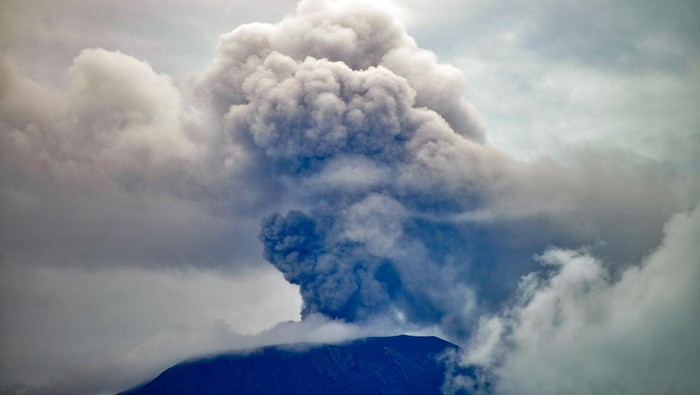 Erupsi Gunung Marapi Warga berbincang saat Gunung Marapi mengeluarkan abu vulkanik yang terlihat dari kaki Gunung Singgalang, Nagari Pandai Sikek, Tanah Datar, Sumatera Barat, Minggu (7/1/2024). Gunung Marapi kembali erupsi pada awal tahun 2024 dan mengeluarkan suara gemuruh serta dentuman pada Sabtu (6/1/2024) malam. ANTARA FOTO/Iggoy el Fitra/aww.