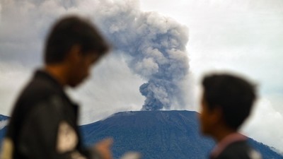 Potret Gunung Marapi yang Kembali Erupsi