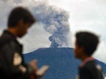 Potret Gunung Marapi yang Kembali Erupsi