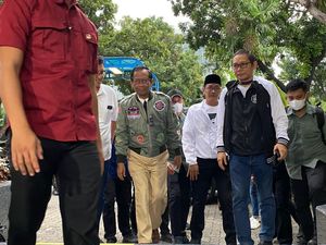 Ganjar-Mahfud Kompak Kenakan Jaket Ala Top Gun Jelang Debat Pilpres