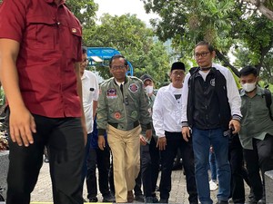 Ganjar-Mahfud Merapat ke High End Jelang Debat Capres, Pakai Jaket Top Gun