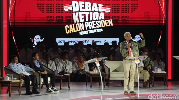 Capres nomor urut 3 Ganjar Pranowo memaparkan visi misi dalam debat ketiga Pilpres 2024. Ganjar menegaskan Indonesia berkomitmen untuk kemerdekaan Palestina.