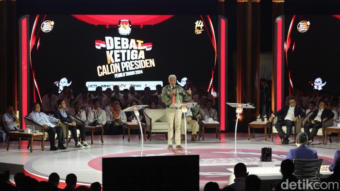 Capres nomor urut 3 Ganjar Pranowo memaparkan visi misi dalam debat ketiga Pilpres 2024. Ganjar menegaskan Indonesia berkomitmen untuk kemerdekaan Palestina.
