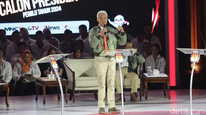 Capres nomor urut 3 Ganjar Pranowo memaparkan visi misi dalam debat ketiga Pilpres 2024. Ganjar menegaskan Indonesia berkomitmen untuk kemerdekaan Palestina.