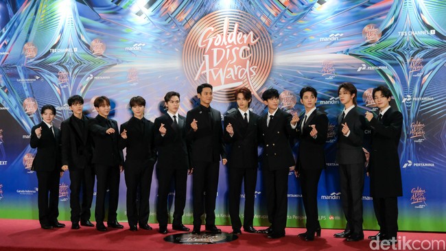 11 personel Seventeen kompak memberikan love sign saat berpose di red carpet Golden Disc Awards 2024. Foto: Andhika Prasetia/Detikcom