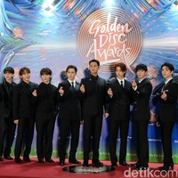 Seventeen hadir tak lengkap di red carpet Golden Disc Awards 2024 yang digelar di Jakarta International Stadium (JIS), Tanjung Priok, Jakarta Utara, Sabtu (6/1/2024). Dua personel mereka yaitu sang leader dan rapper, S. Coups dan vokalis Jeonghan tak ikut tampil. S. Coups hanya muncul di panggung utama Golden Disc Awards 2024. Sedangkan Jeonghan absen karena cedera kaki. Foto: Andhika Prasetia/Detikcom