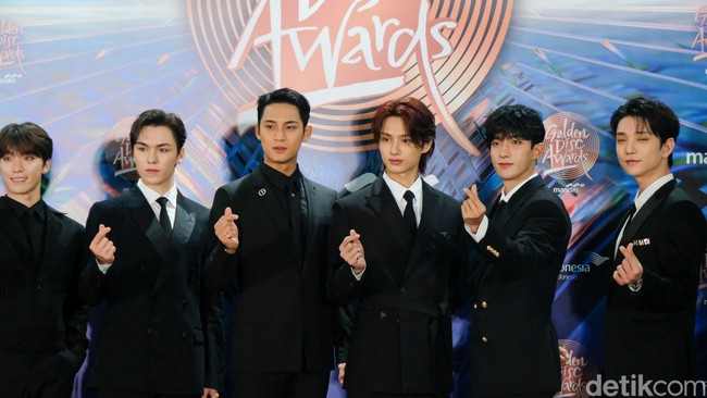 Pada ajang Golden Disc Awards 2024, Seventeen meraih piala Album Daesang/Album of the Year. Penghargaan tersebut mereka raih lewat album FML. Foto: Andhika Prasetia/Detikcom