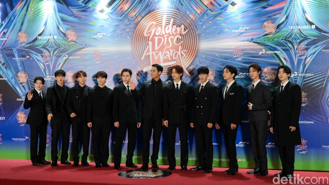 Inilah para personel Seventeen yang tampil stylish dengan setelan jas hitam di red carpet Golden Disc Awards 2024. Dari kiri ke kana adalah, Woozi, Hoshi, Seungkwan, Dino, Vernon, Mingyu, Jun, DK, Joshua, The 8 dan Wonwoo. Foto: Andhika Prasetia/Detikcom