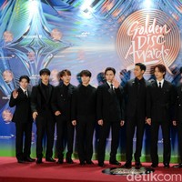 Inilah para personel Seventeen yang tampil stylish dengan setelan jas hitam di red carpet Golden Disc Awards 2024. Dari kiri ke kana adalah, Woozi, Hoshi, Seungkwan, Dino, Vernon, Mingyu, Jun, DK, Joshua, The 8 dan Wonwoo. Foto: Andhika Prasetia/Detikcom