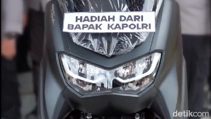 Hadiah dari Kapolri Jendral Listyo Sigit Prabowo kepada Bripda Novandro yang sudah merelakan motornya untuk menjadi ganjalan bus.