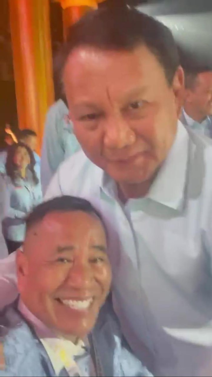 Hotman Paris menjabat tangan Prabowo (Tangkapan layar video yang dikirim Hotman Paris).