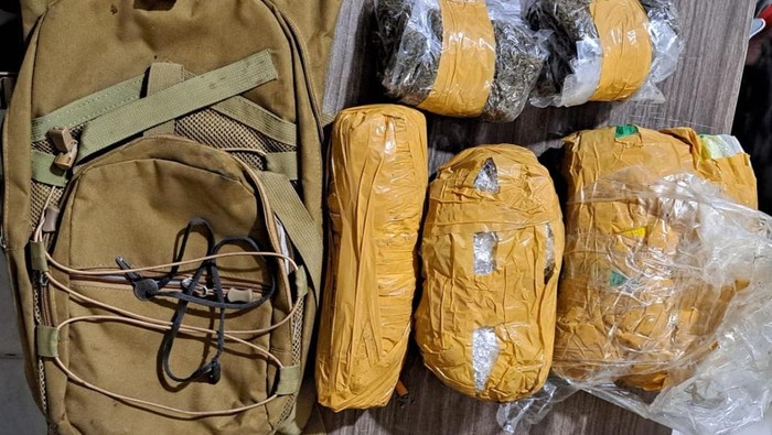 Polisi menangkap 3 orang warga negara asing (WNA) asal Papua Nugini (PNG) di Kota Jayapura, Papua gegara membawa narkoba jenis ganja.