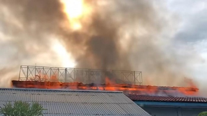 Sebanyak 11 rumah di Distrik Abepura, Kota Jayapura, Papua hangus terbakar. Insiden ini diduga dipicu dari aksi seorang pria yang sengaja membakar motornya.