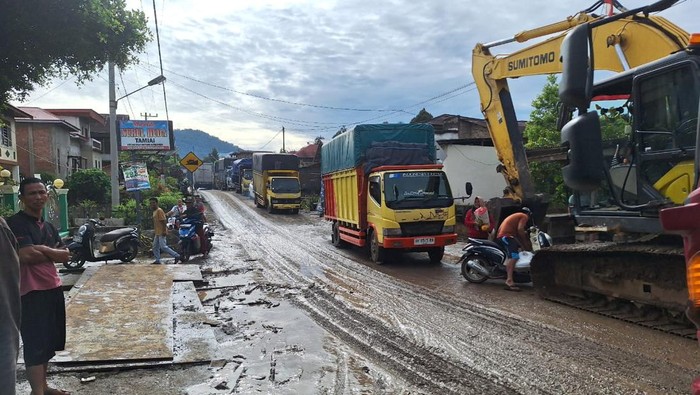 Jembatan darurat di Desa Tamiai, Kerinci sudah bisa dilewati pengendara