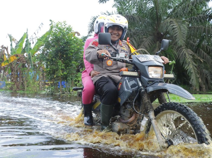 Kapolres Indragiri Hulu AKBP Dody Wirawijaya mendistribusikan bantuan untuk korban banjir
