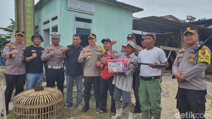Kapolresta Pekanbaru Kombes Jeki Rahmat saat memberi perlengkapan ronda (Raja Adil Siregar/detikSumut)
