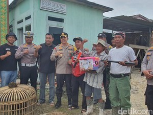 Sosialisasi Pemilu, Kapolresta Pekanbaru Beri Perlengkapan Ronda-Ayam untuk Tunawisma