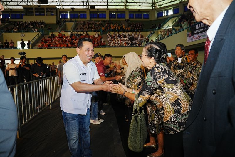 Kapolri Jenderal Listyo Sigit (kemeja putih)-(dok. Polri)