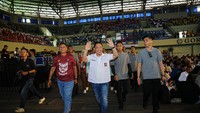 Jenderal Sigit tampak menghadiri acara tersebut dengan kemeja putih berlogo OSIS SMA. (Foto: dok. Polri)