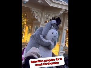 Viral! Karakter Eeyore Tenangkan Pengunjung Tokyo Disneyland Saat Gempa