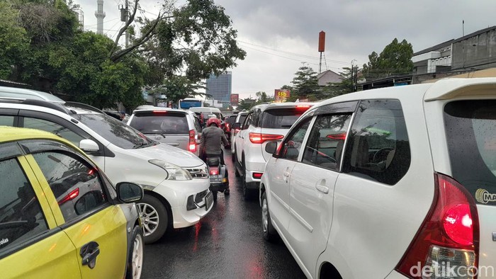 Kondiri arus lalu lintas di sekitar Viaduk Gilingan pukul 16.40 WIB, Minggu (7/1/2023).