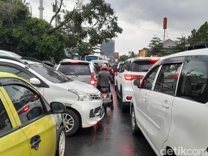 Minggu Sore, Viaduk Gilingan Macet Parah!
