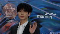 Gaya personel TXT saat melambaikan tangan dan memberikan salam bagi MOA (sebutan bagi fans TXT) saat red carpet GDA 2024.  Foto: Andhika Prasetia/ detikcom