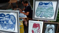 Kerajinan sandal ukir produksi Sapit Uwos tersebut dijual seharga Rp35 ribu hingga Rp1 juta tergantung kerumitan gambar dan ukuran serta banyak diminati pembeli dari dalam negeri maupun mancanegara lewat pemasaran daring.