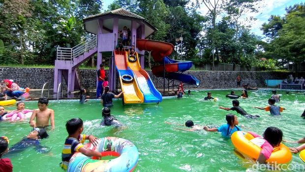 Kolam renang Tirta Winaya Ciamis.
