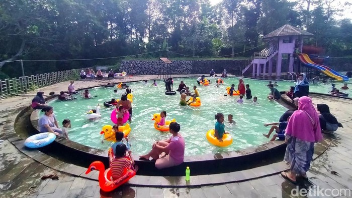 Kolam renang Tirta Winaya Ciamis.