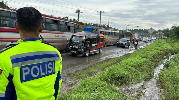 Kondisi arus lalu lintas di Jalinsum Asahan ramai lancar setelah sebelumnya terjadi kemacetan akibat banjir. (Istimewa)