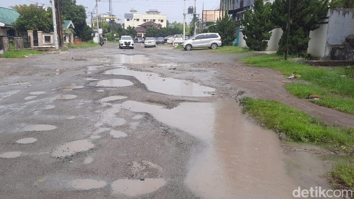 Kondisi Jalan Danau Marsabut, Kota Medan yang rusak parah dan digenangi air. (Felicia Gisela Sihite/detikSumut)