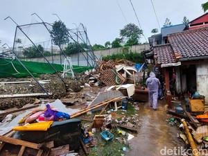 2 Rumah Porak-poranda Tertimpa Benteng Saat Banjir Terjang Cimahi