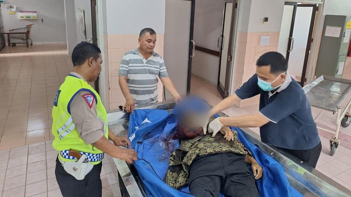 Kondisi Sampri saat dievakuasi tim Sat Lantas Polrestabes Palembang.